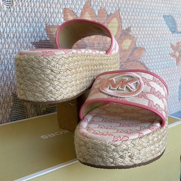 MICHAEL KORS SADLER WEDGE
MK OUTLINE JQD/EMB MK
TEA ROSE
49S3SDFA1Y - Picture 10 of 16